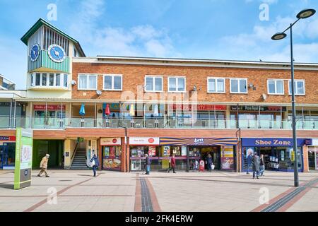 Einkäufer in der Corporation Street, einem nur für Pedestan bestimmten Gebiet im Einkaufszentrum Corby Town, Northamptonshire, England. Stockfoto