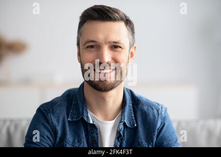 Nahaufnahme Porträt eines fröhlichen bärtigen Mannes zu Hause Stockfoto