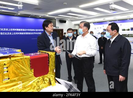 Peking, Chinesische Akademie der Wissenschaften, Shanghai Niederlassung im ostchinesischen Shanghai. April 2021. Wang Yang, Mitglied des Ständigen Ausschusses des Politbüros des Zentralkomitees der Kommunistischen Partei Chinas und Vorsitzender des Nationalen Komitees der Politischen Konsultativkonferenz des chinesischen Volkes, besucht die chinesische Akademie der Wissenschaften, Shanghai, Niederlassung im Osten Chinas, Shanghai, 26. April 2021. Wang machte von Montag bis Mittwoch eine Recherchetour in die ostchinesische Provinz Shanghai und Zhejiang. Kredit: Rao Aimin/Xinhua/Alamy Live Nachrichten Stockfoto