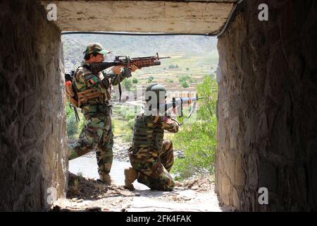 Kunar, Afghanistan. April 2021. Afghanische Soldaten nehmen an einer Militäroperation gegen Militante im Bezirk Ghazi Abad der Provinz Kunar, Afghanistan, Teil, 28. April 2021. Die afghanischen nationalen Sicherheitskräfte haben während einer laufenden Operation in der Provinz Kunar im Osten Afghanistans neun Militante getötet und viele ihrer Waffen zerstört, wie eine Quelle der Armee am Mittwoch bestätigte. Quelle: Emran Waak/Xinhua/Alamy Live News Stockfoto