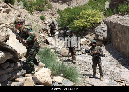 Kunar, Afghanistan. April 2021. Afghanische Soldaten nehmen an einer Militäroperation gegen Militante im Bezirk Ghazi Abad der Provinz Kunar, Afghanistan, Teil, 28. April 2021. Die afghanischen nationalen Sicherheitskräfte haben während einer laufenden Operation in der Provinz Kunar im Osten Afghanistans neun Militante getötet und viele ihrer Waffen zerstört, wie eine Quelle der Armee am Mittwoch bestätigte. Quelle: Emran Waak/Xinhua/Alamy Live News Stockfoto