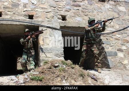 Kunar, Afghanistan. April 2021. Afghanische Soldaten nehmen an einer Militäroperation gegen Militante im Bezirk Ghazi Abad der Provinz Kunar, Afghanistan, Teil, 28. April 2021. Die afghanischen nationalen Sicherheitskräfte haben während einer laufenden Operation in der Provinz Kunar im Osten Afghanistans neun Militante getötet und viele ihrer Waffen zerstört, wie eine Quelle der Armee am Mittwoch bestätigte. Quelle: Emran Waak/Xinhua/Alamy Live News Stockfoto