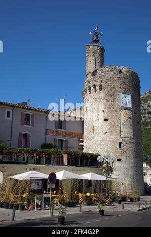 Der mittelalterliche Uhrturm und die Sonnenuhr bei Anduze The Gateway to Die Cevennen in der Gard Stockfoto