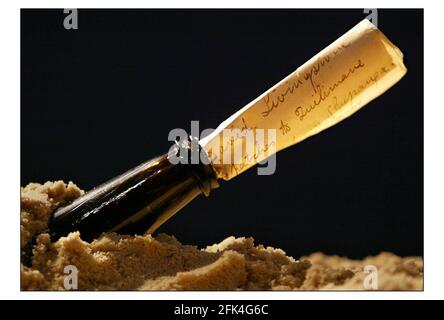 Ein von David Livingstone geschriebener Brief, der in einer Flasche an der Mündung des Zambesi-Flusses zurückgelassen wurde und von allen vorbeifahrenden Schiffen, die ihn gefunden haben, dringende Vorräte fordert, ist der Höhepunkt von Christies anstehender Auktion von Büchern aus der Sammlung Quentin Keynes. Das Schreiben hat eine Schätzung von 15.000-20.000 auf Verkauf 7 + 8 April 2004 (NB Dies ist eine Kopie des Schreibens in einer Flasche ähnlich der für die Fotozelle vorbereitet verwendet) Foto von David Sandison 17/2/2004 Stockfoto