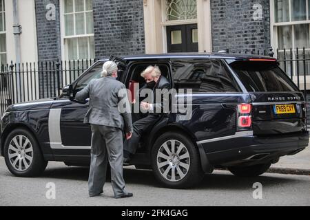 London UK 28 April 2021 Boris Johnson Primer Minister kommt von den letzten Fragen des Primer Ministers zurück in die Downing Street, bevor das Parlament am Donnerstag, dem 29. April 2021, prorogiert wird. Paul Quezada-Neiman/Alamy Live News Stockfoto