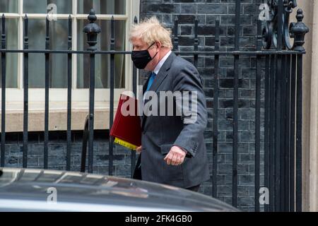 London, Großbritannien. April 2021. Der britische Premierminister Boris Johnson verlässt die Downing Street 10, um seinen wöchentlichen Auftritt bei den Fragen des Premierministers (PMQs) im Unterhaus zu sehen. Kredit: SOPA Images Limited/Alamy Live Nachrichten Stockfoto