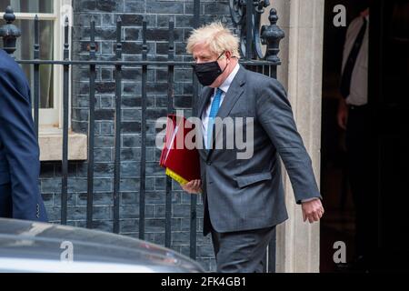 London, Großbritannien. April 2021. Der britische Premierminister Boris Johnson verlässt die Downing Street 10, um seinen wöchentlichen Auftritt bei den Fragen des Premierministers (PMQs) im Unterhaus zu sehen. Kredit: SOPA Images Limited/Alamy Live Nachrichten Stockfoto