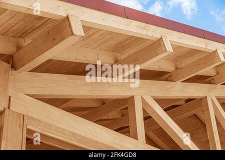 Dachkonstruktion aus Holz. Dach aus verleimtem Schichtholz. Stockfoto