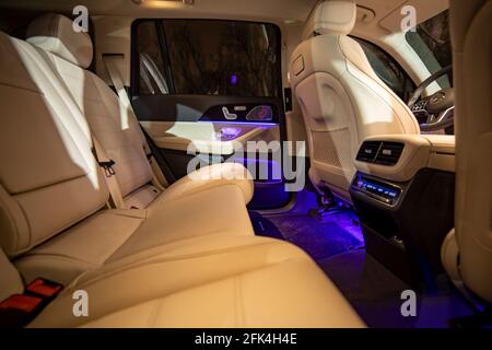 Moskau, Russland - 24. Dezember 2019: Hintere Sitzreihe des Premium-SUV Mercedes GLS-Klasse. Weißes Luxuslederinterieur. Nachtfotografie. Stockfoto