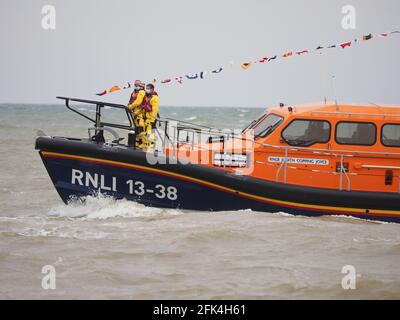 Sheerness, Kent, Großbritannien. April 2021. Das brandneue £2.2 Millionen RNLI Shannon Klasse Allwetter-Rettungsboot kam heute Nachmittag (13-38 Judith Copping Joyce) in Sheerness an, begleitet von dem bestehenden Trent Klasse Rettungsboot (14-13 George und Ivy Swanson) und dem Küstenrettungsboot. Es sollte ursprünglich am 2020. Dezember ankommen, wurde aber von Covid verzögert. Kredit: James Bell/Alamy Live Nachrichten Stockfoto