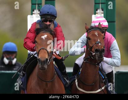 Paul Mulrennan mit Saulire Star und James Doyle mit SIM Card verlassen die Verkaufsstände im Sky Sports Racing Virgin 535 Handicap auf der Wolverhampton Racecourse. Bilddatum: Mittwoch, 28. April 2021. Stockfoto