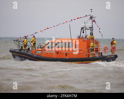 Sheerness, Kent, Großbritannien. April 2021. Das brandneue £2.2 Millionen RNLI Shannon Klasse Allwetter-Rettungsboot kam heute Nachmittag (13-38 Judith Copping Joyce) in Sheerness an, begleitet von dem bestehenden Trent Klasse Rettungsboot (14-13 George und Ivy Swanson) und dem Küstenrettungsboot. Es sollte ursprünglich am 2020. Dezember ankommen, wurde aber von Covid verzögert. Kredit: James Bell/Alamy Live Nachrichten Stockfoto