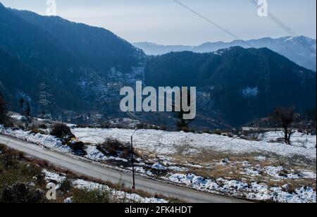 Schneebedeckte Straßen zwischen den Bergen von Patnitop und dem Dach Jammu Stockfoto