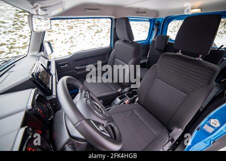 Moskau, Russland - 24. Januar 2020: Leerer Innenraum des neuen Mini-SUV Suzuki Jimny statische Fotos im Winterwald. Nahaufnahme. Fahrersitz in neuen Offroad c Stockfoto