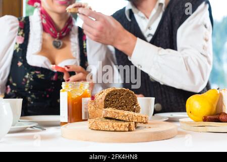 Paar in einer traditionellen Hütte mit einem herzhaften Frühstück Stockfoto