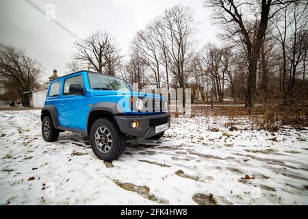 Moskau, Russland - 24. Januar 2020: Testdrive neuer Mini-SUV Suzuki Jimny Static Photos im Winterwald Stockfoto