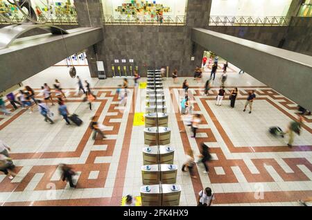 Athen, Griechenland - 17. Juni 2017: Passagiere, die durch die überfüllte Hauptverbindungshalle der U-Bahn-Station Syntagma mit Ticket Validati gehen Stockfoto