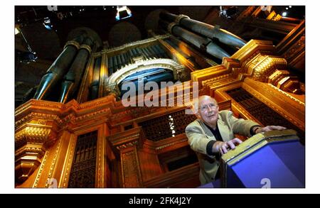 Martn Neary wird die ersten Noten der 2004 BBC Proms auf der neu restaurierten 150 Tonnen schweren Royal Albert Hall Orgel spielen.Bild David Sandison 15/6/2004 Stockfoto