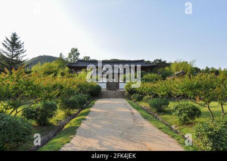 Weg in Richtung traditioneller koreanischer Akademie aus der joseon-Ära. Byeongsan Seowon, Andong, Südkorea. Stockfoto