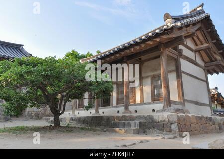 Innenhof mit kleinem Baum und traditionellen koreanischen Gebäuden aus der joseon-Ära. Byeongsan Seowon, Andong, Südkorea. Stockfoto