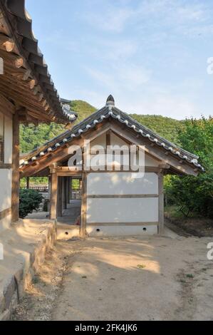 Innenhof mit kleinem Baum und traditionellen koreanischen Gebäuden aus der joseon-Ära. Byeongsan Seowon, Andong, Südkorea. Stockfoto