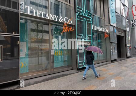 Tokio, Japan, 29. März 2020: Die Fassade des Tiffany & Co-Geschäfts wurde während der COVID-19-Pandemie geschlossen. Amerikanischer Luxusschmuckhändler und Fachhändler Stockfoto