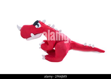 Kreatives Tonmodell. Roter Dinosaurier von Kindern helles Plastilin, isoliert auf weißem Hintergrund. Teigtier spielen Stockfoto