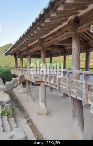 Blick auf die traditionelle holzkonstruktion des koreanischen Pavillons von der konfuzianischen Akademie der joseon-Ära. Byeongsan Seowon, Andong, Südkorea. Stockfoto