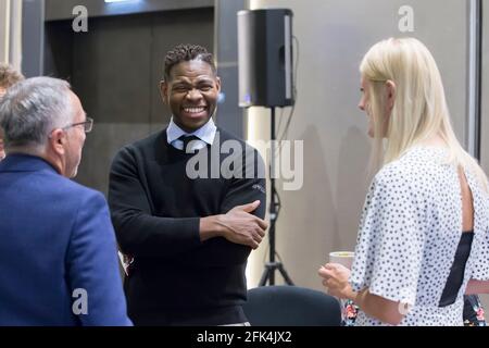 26. September 2019. Weißrussland, Minsk. Öffentliches Forum. Interracial Menschen haben Spaß miteinander. Stockfoto