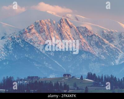 Blick auf die hohe Tatra von Gilczarow Gorny im Frühjahr Stockfoto