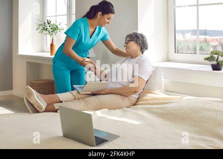 Ältere Patientin und Krankenschwester im Krankenhaus oder sprechen Pflegestation Stockfoto