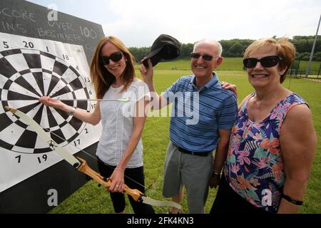 Ayr Archery Club veranstaltete einen Tag der offenen Tür „Kommen Sie und versuchen Sie Bogenschießen“ im J.Mowatt Playing Fields Doonside, Ayr Lorna Jones fast einen Bullen und seine Glückwünsche von ihrem Vater Jim & Mama Moira aus Dundonald Stockfoto