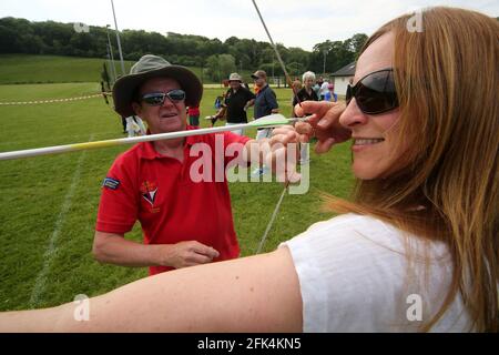 Ayr Archery Club veranstaltete einen Tag der offenen Tür „Kommen Sie und versuchen Sie Bogenschießen“ im J.Mowatt Playing Fields Doonside, Ayr Lorna Jones gab Tipps von Willie Roney Stockfoto