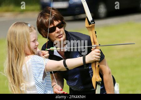 Ayr Archery Club veranstaltete einen Tag der offenen Tür „Kommen Sie und versuchen Sie Bogenschießen“ im J.Mowatt Playing Fields Doonside, Ayr 8yr Summer Ritchie erhält Coaching von Ann ward Stockfoto