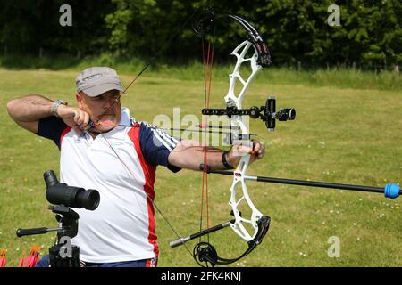 Ayr Archery Club veranstaltete einen Tag der offenen Tür „Kommen Sie und versuchen Sie Bogenschießen“ auf dem J.Mowatt Playing Fields Doonside, Ayr Paralympic Bogenschütze Frank Mguire takes AIM 05 Jun 2016 Stockfoto