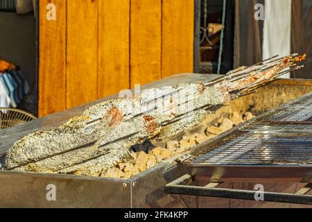 Fisch auf dem Grill im Thai Night Market Street Food in Bangkok Thailand. Stockfoto