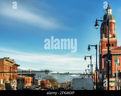 Syracuse, New York, USA. 17. April 2021. Blick auf Straßenlampen und ältere Gebäude entlang der North Salina Street außerhalb der Innenstadt von Syrakus in der Little IT Stockfoto