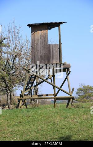 Sitzplatz für einen Jäger auf einer unbefestigten Straße Stockfoto