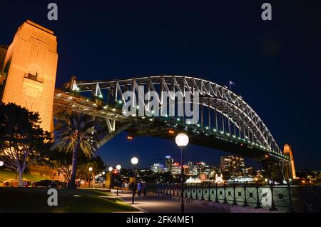 Sydneys Habour Bridge am Abend aus dem Süden der Bucht. Sydney, New South Wales, Australien. Stockfoto