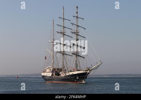 Das Segeltrainingsschiff SV TENACIOUS nähert sich dem Hafen in der Früher Morgensonne Stockfoto