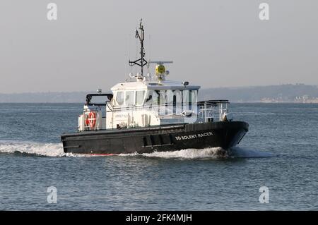 Das Admiralty-Pilotschiff SD SOLENT RACER nähert sich dem Hafen Eingang Stockfoto