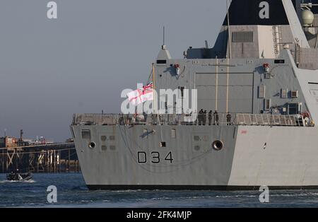 Das weiße Fähnchen auf dem Royal Navy-Schiff HMS DIAMOND fliegt am halben Mast und markiert die offizielle Trauerperiode für Prinz Philip, Herzog von Edinburgh Stockfoto