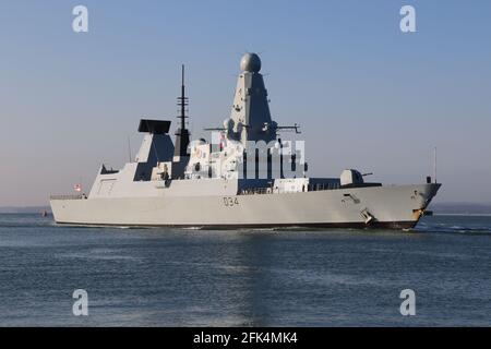 Der Royal Navy Type 45 Zerstörer HMS DIAMOND nähert sich dem Marinestützpunkt Stockfoto