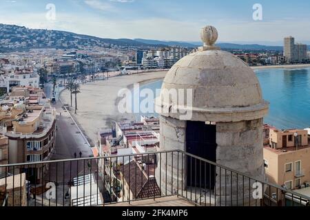 Luftaufnahme vom Burghaus eines Strandes in der Stadt Peñíscola in Castellón (Valencia). Charmante Stadt Spanien Stockfoto