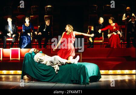 Vorne: Jonathan Newth (Player King), Sian Radinger (Player Queen) hinten Mitte, l-r: Kenneth Branagh (Hamlet), John Shrapnel (Claudius), Jane Lapotaire (Gertrude) im WEILER von Shakespeare in der Royal Shakespeare Company (RSC), Barbican Theatre, London EC2 18/12/1992 Design: Bob Crowley Beleuchtung: Alan Burrett Kämpfe: Malcolm Ranson Regie: Sue Adrian Noble Stockfoto