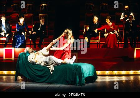 Vorne: Jonathan Newth (Player King), Sian Radinger (Player Queen) hinten Mitte, l-r: Joanne Pearce (Ophelia), Kenneth Branagh (Hamlet), John Shrapnel (Claudius), Jane Lapotaire (Gertrude) im WEILER von Shakespeare bei der Royal Shakespeare Company (RSC), Barbican Theatre, London EC2 18/12/1992 Gestaltung: Bob Crowley Kämpfe Beleuchtung: Alan Burrett Ranson Regisseur: Adrian Noble Stockfoto