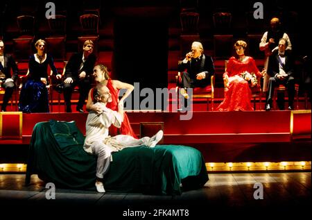 Vorne: Jonathan Newth (Player King), Sian Radinger (Player Queen) hinten, l-r: Michael Gould (Rosencrantz), Joanne Pearce (Ophelia), Kenneth Branagh (Hamlet), John Shrapnel (Claudius), Jane Lapotaire (Gertrude), David Bradley (Polonius) in HAMLET von Shakespeare in der Royal Shakespeare Company (RSC), Barbican Theatre, London EC2 18/12/1992 Design: Bob Crowley Beleuchtung: Alan Burrett Kämpfe: Malcolm Ranson Bewegung: Sure Lefton Regie: Adrian Noble Stockfoto