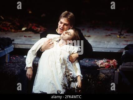 Joanne Pearce (Ophelia), Kenneth Branagh (Hamlet) in HAMLET von Shakespeare in der Royal Shakespeare Company (RSC), Barbican Theatre, London EC2 18/12/1992 Design: Bob Crowley Beleuchtung: Alan Burrett Kämpfe: Malcolm Ranson Bewegung: Susanne Lefton Regie: Adrian Noble Stockfoto