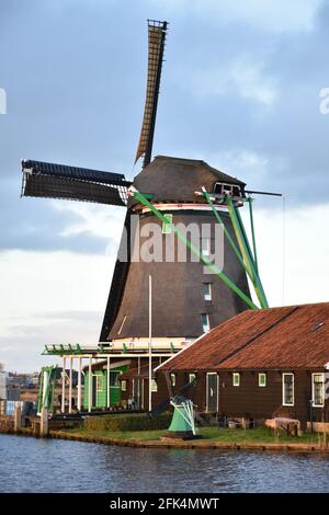 Alte Windmühle mit bewölktem Himmel im Hintergrund und ein Kleine Windmühle im Vordergrund Stockfoto