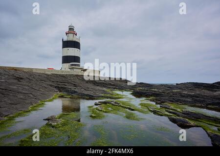 Reflections of Hook Lighthouse und Heritage Center. Wexford, Irland. Farbenfrohes Bild. Stockfoto